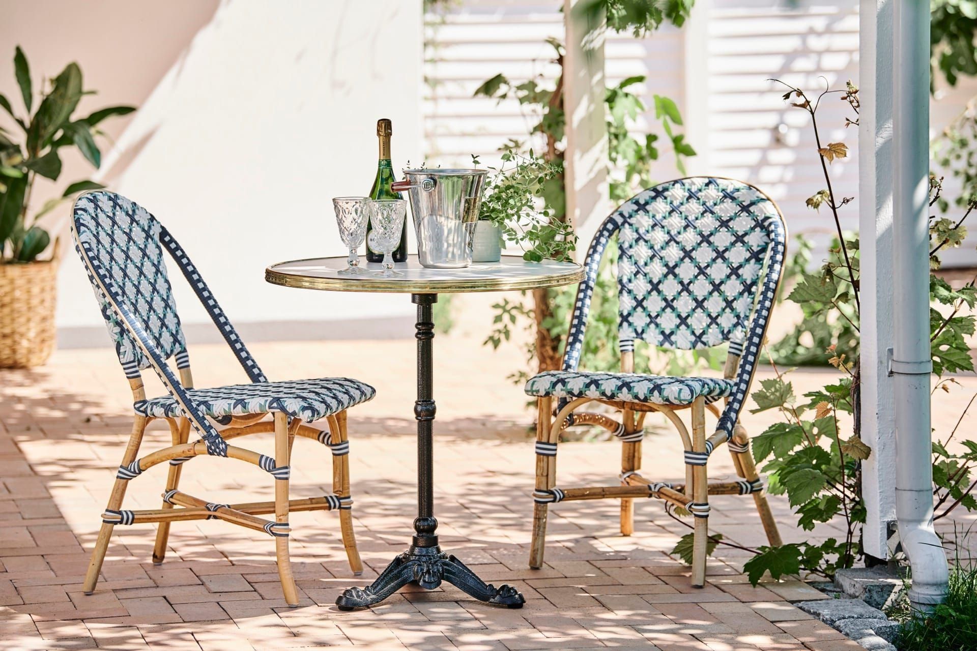 Sika — Rattan dark room